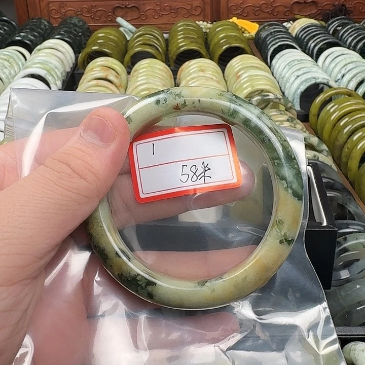 L***l蛇纹石玉未镶嵌手镯