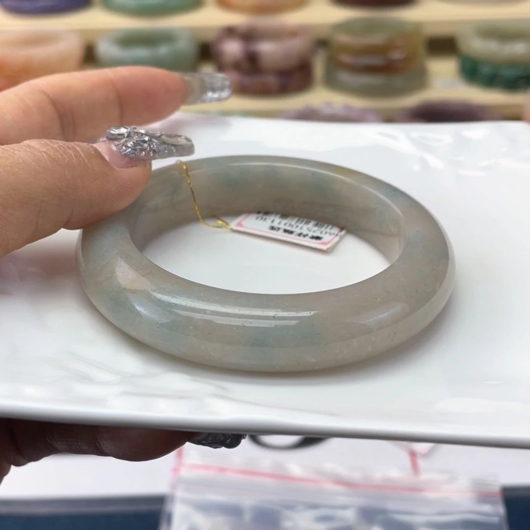 日***影石英质玉未镶嵌手镯