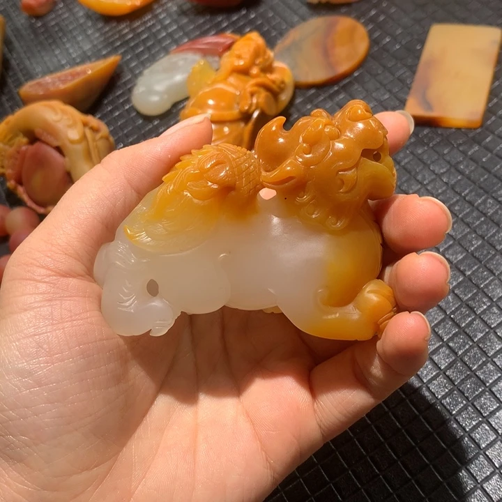 石英质玉（黄龙玉）未镶嵌颈饰