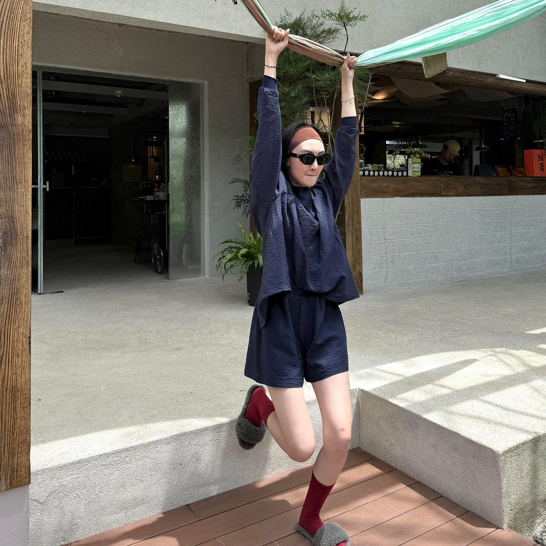 休闲运动风防晒套装女夏季慵懒感别致后背开叉设计上衣短裤一整套