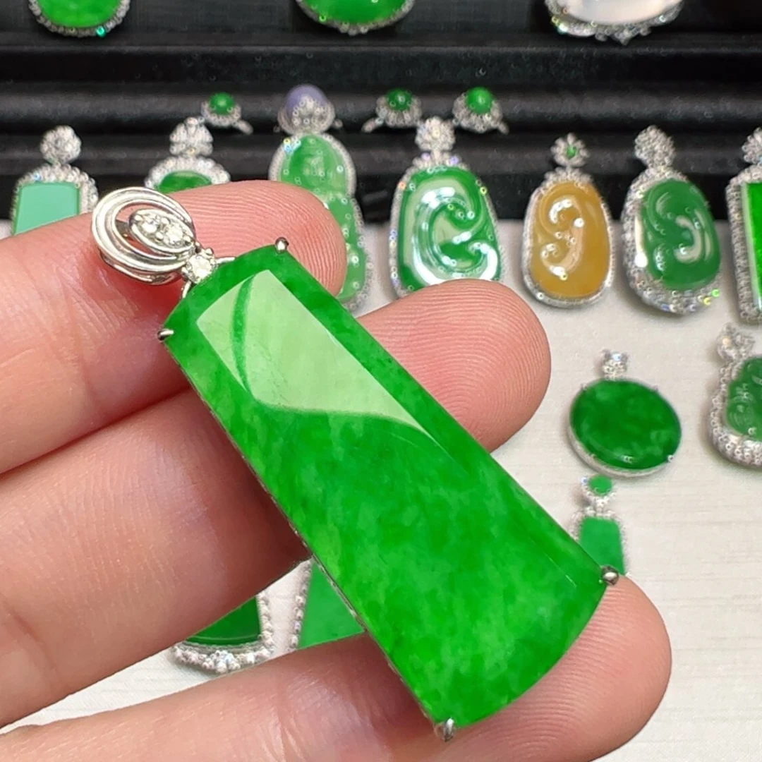 颈饰18K金镶嵌翡翠