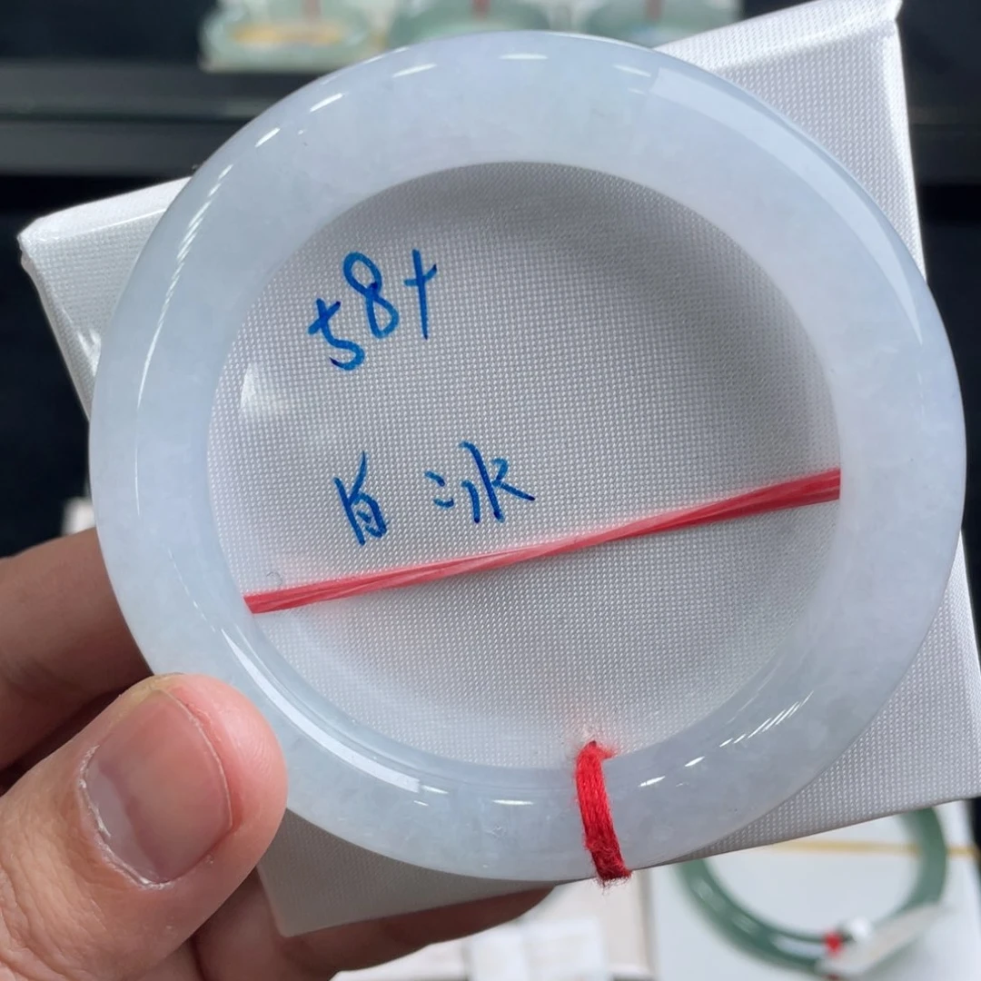 翡翠手镯未镶嵌翡翠手镯