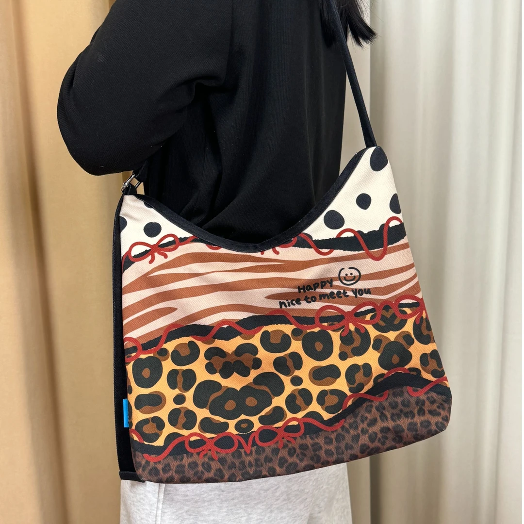 2025新款拼色潮包单肩斜挎包学生背包撞色豹纹原创文艺女包街头包