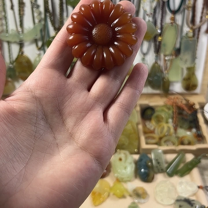 吃***卷蛇纹石玉未镶嵌颈饰