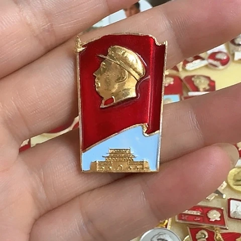 红***传异形毛爷爷小旗子章一枚