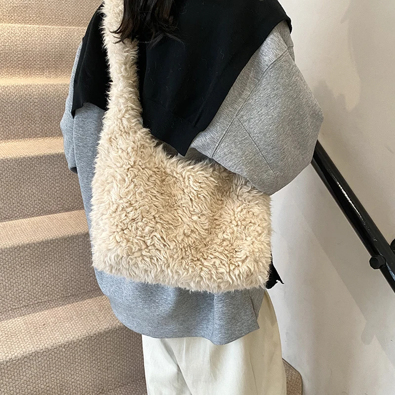 超火大容量包女2025新冬时尚斜挎包小众设计水桶包韩系毛绒腋下包