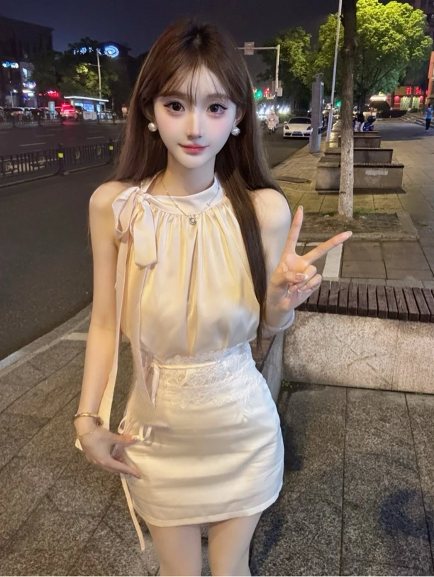 釉粉缎面挂脖上衣+高腰短裙+珠片蕾丝腰封