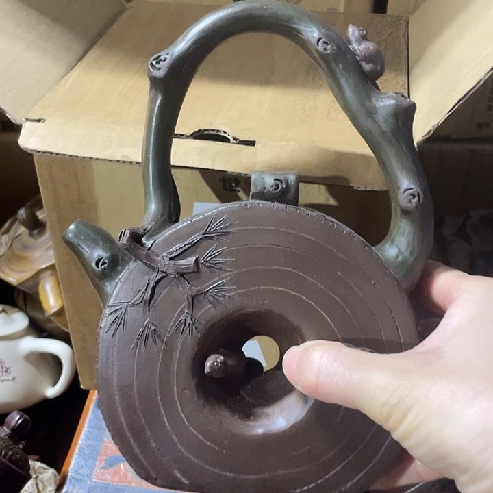 茶壶紫砂原矿泥料手工制作的一把紫砂壶。