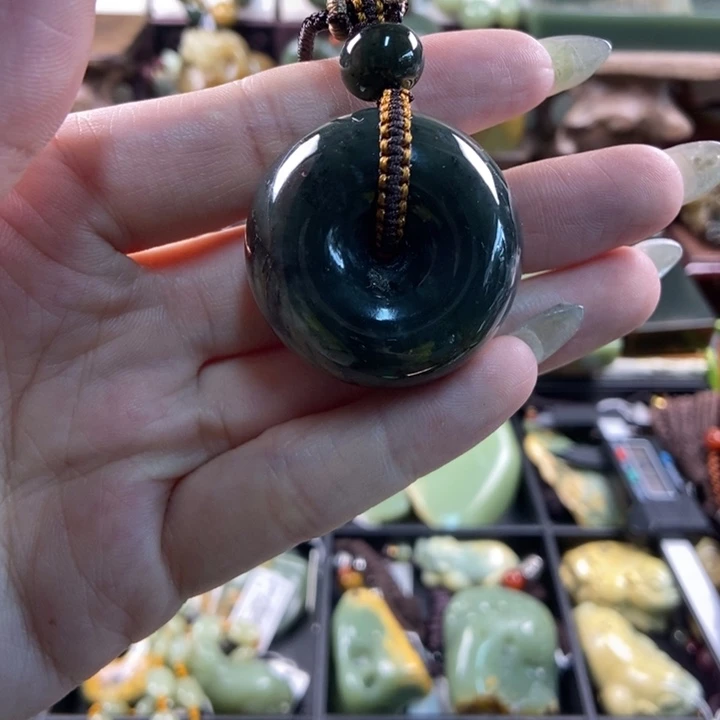 颈饰未镶嵌岫岩河磨玉（透闪石质玉）