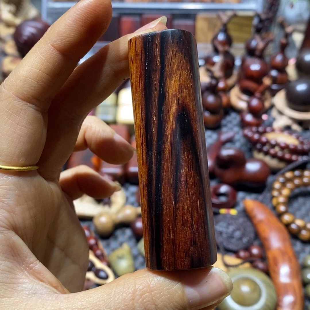 微凹黄檀（南美大红酸枝）依*