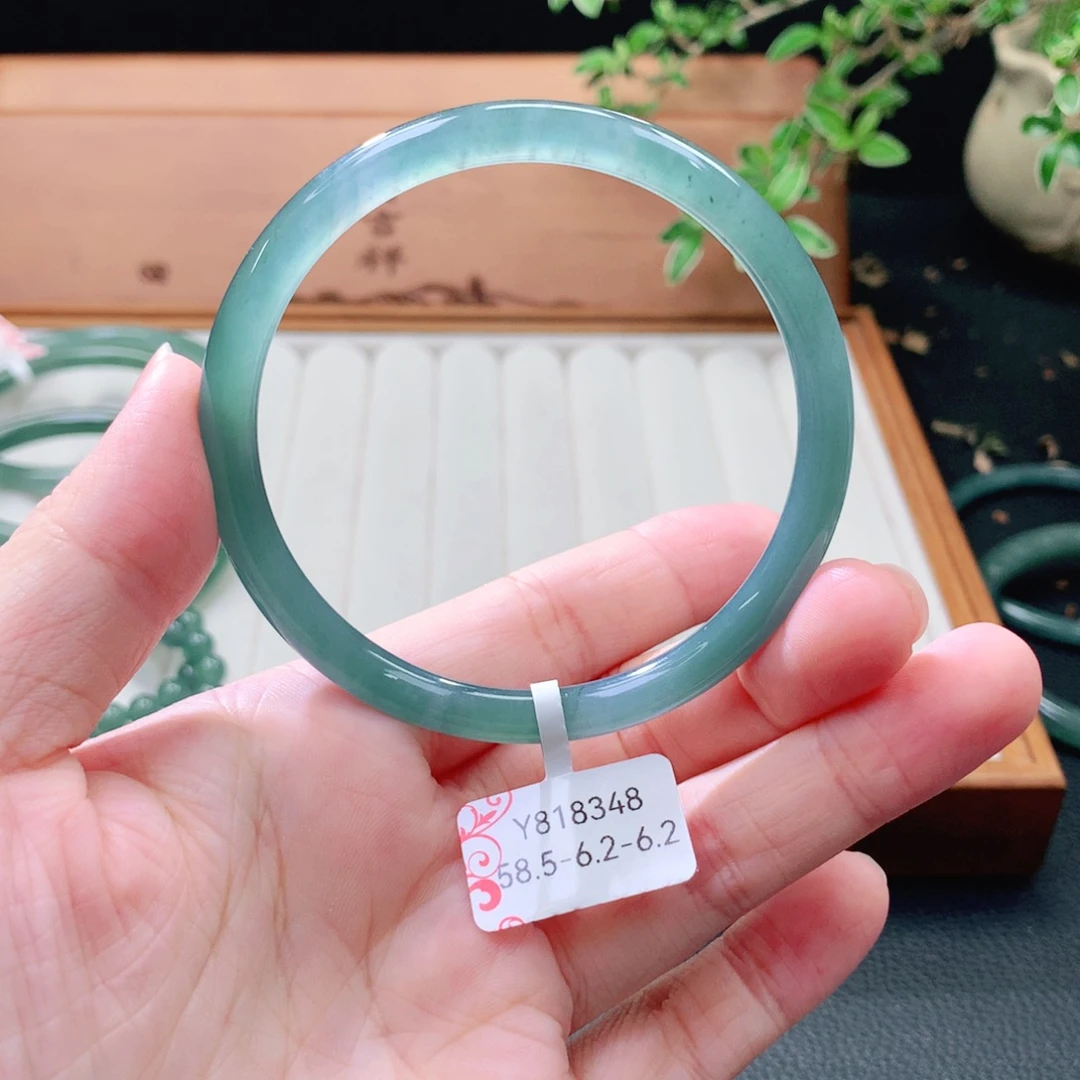 翡翠未镶嵌手镯（圆镯）