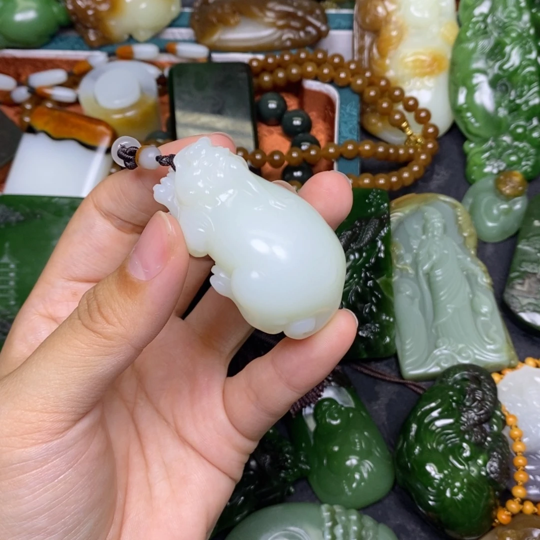 李***风颈饰未镶嵌和田玉