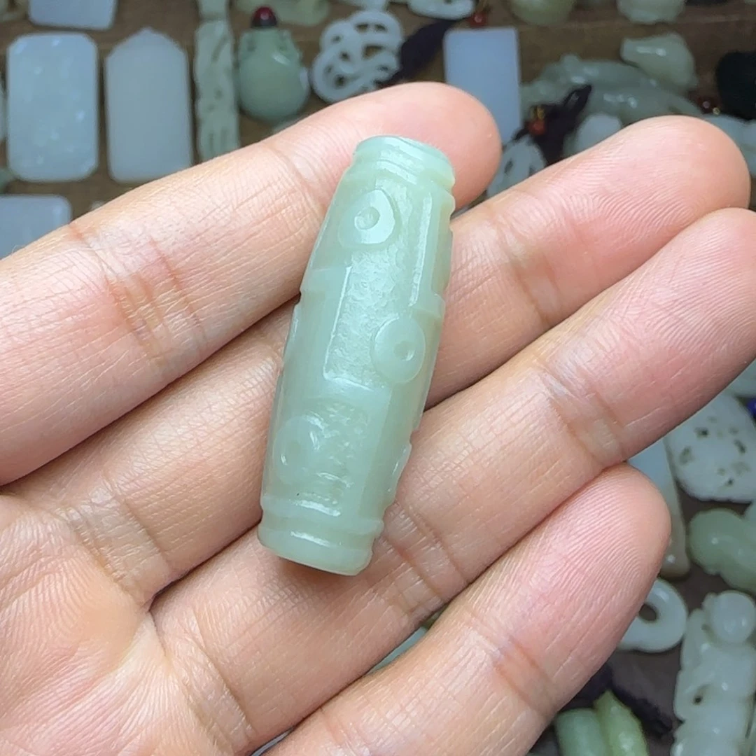 和田玉挂件未镶嵌九眼珠珠