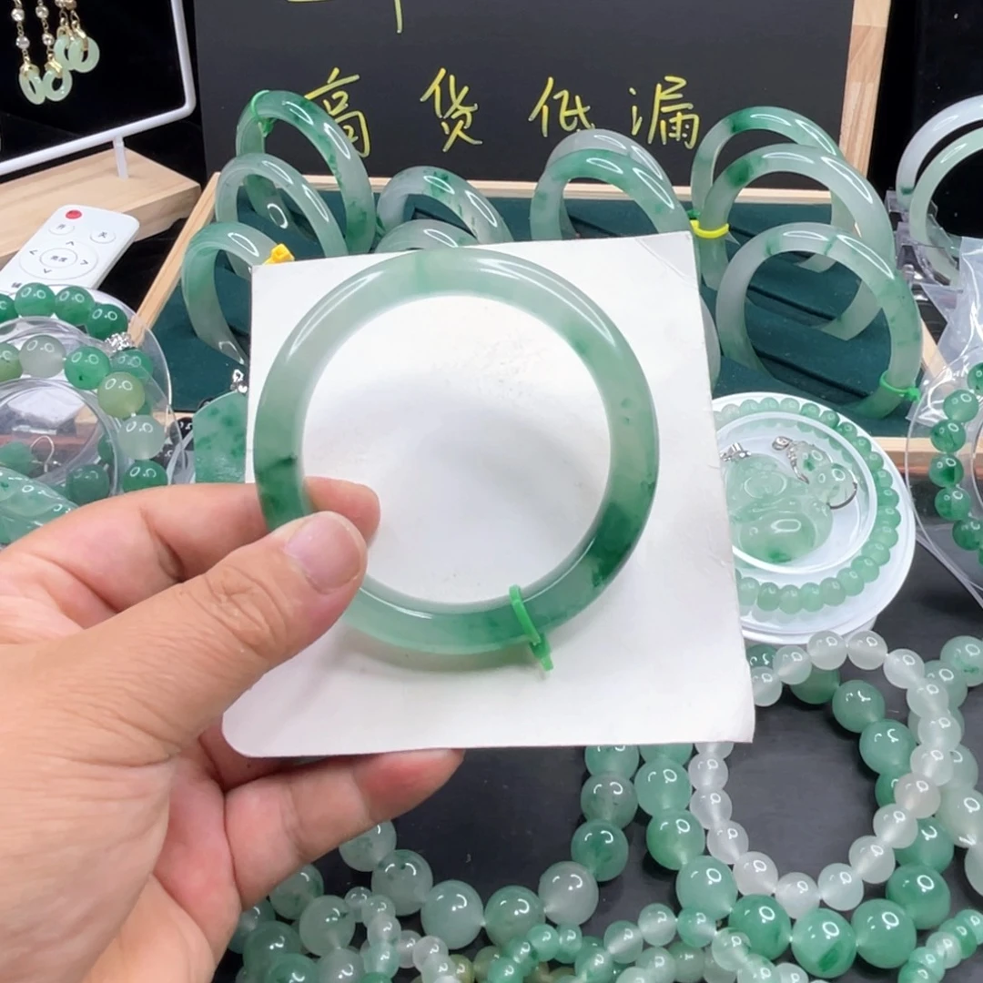 果***安未镶嵌手镯石英质玉