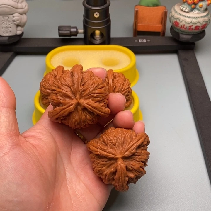 俊***贤文玩核桃吊坠46尺寸白狮子微修