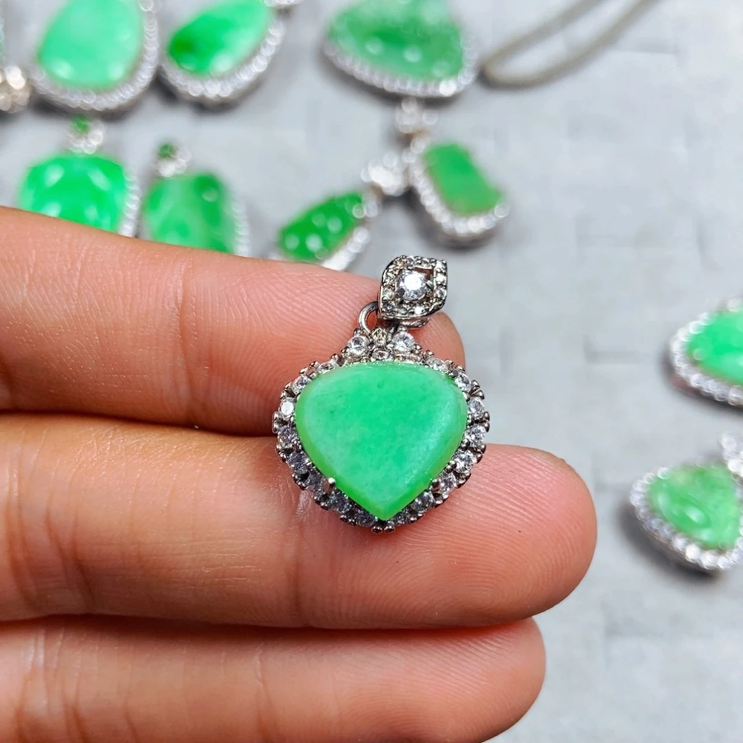 翡翠未镶嵌颈饰爱心