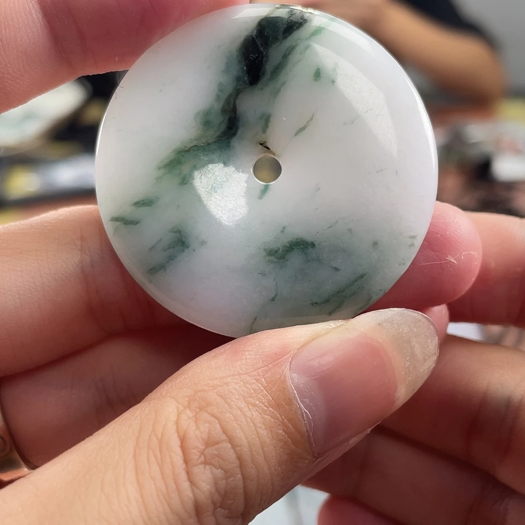 翡翠未镶嵌颈饰有裂