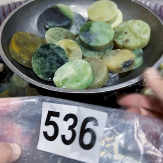蛇纹石玉未镶嵌珠宝奇石