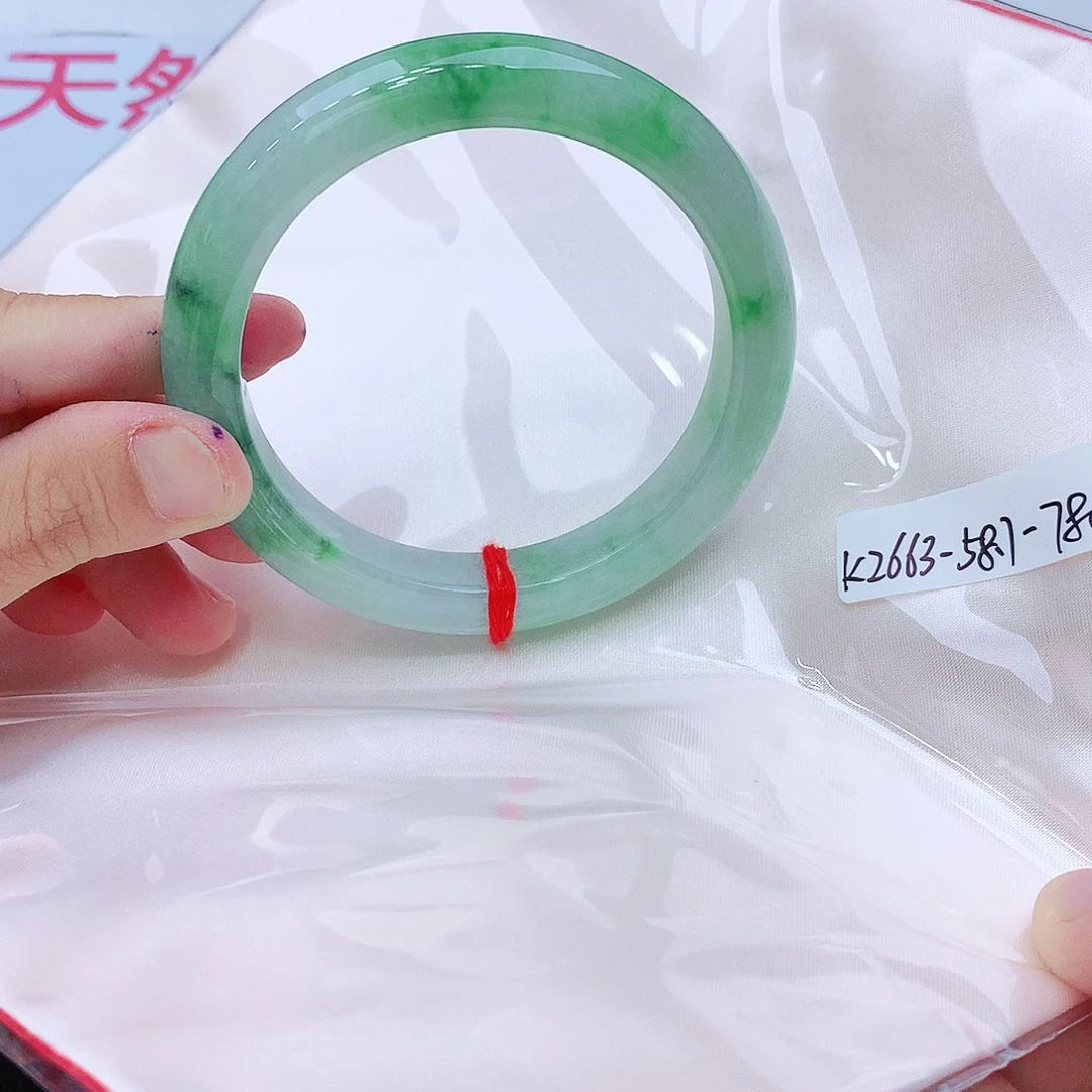 兜****翡翠未镶嵌手镯我