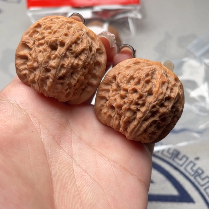方***型文玩核桃吊坠血麒麟38