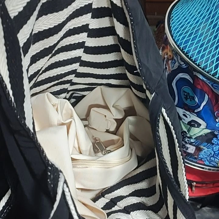 白色黑色两个包包，，，，