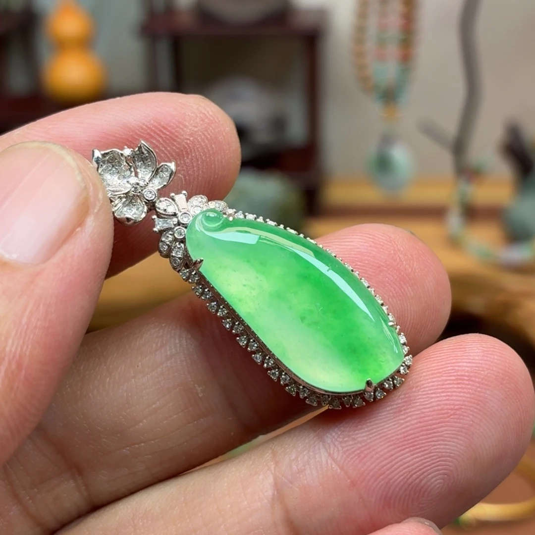 翡翠18K金镶嵌颈饰