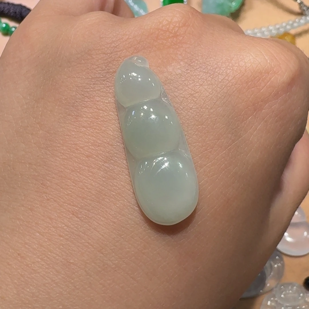 翡翠未镶嵌颈饰豆