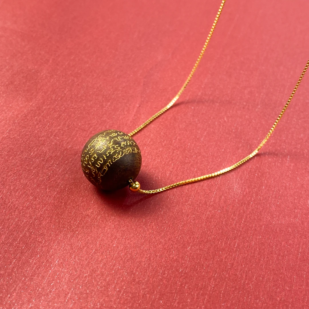 (匠心沉香)白棋1.6五条经文吊坠沉香木