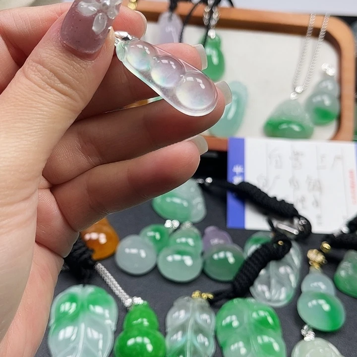 翡翠未镶嵌颈饰豆豆