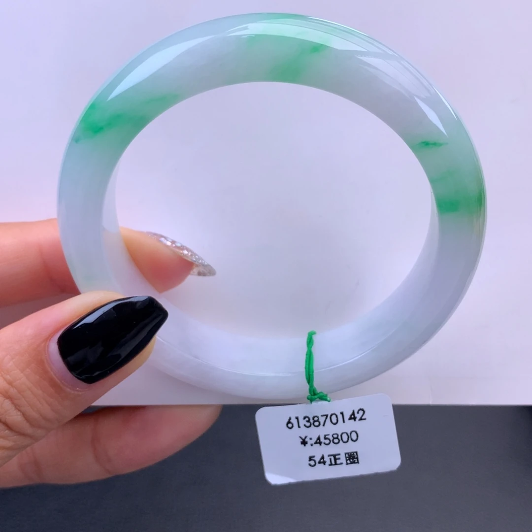 翡翠未镶嵌手镯一手）细糯化白底阳绿手镯