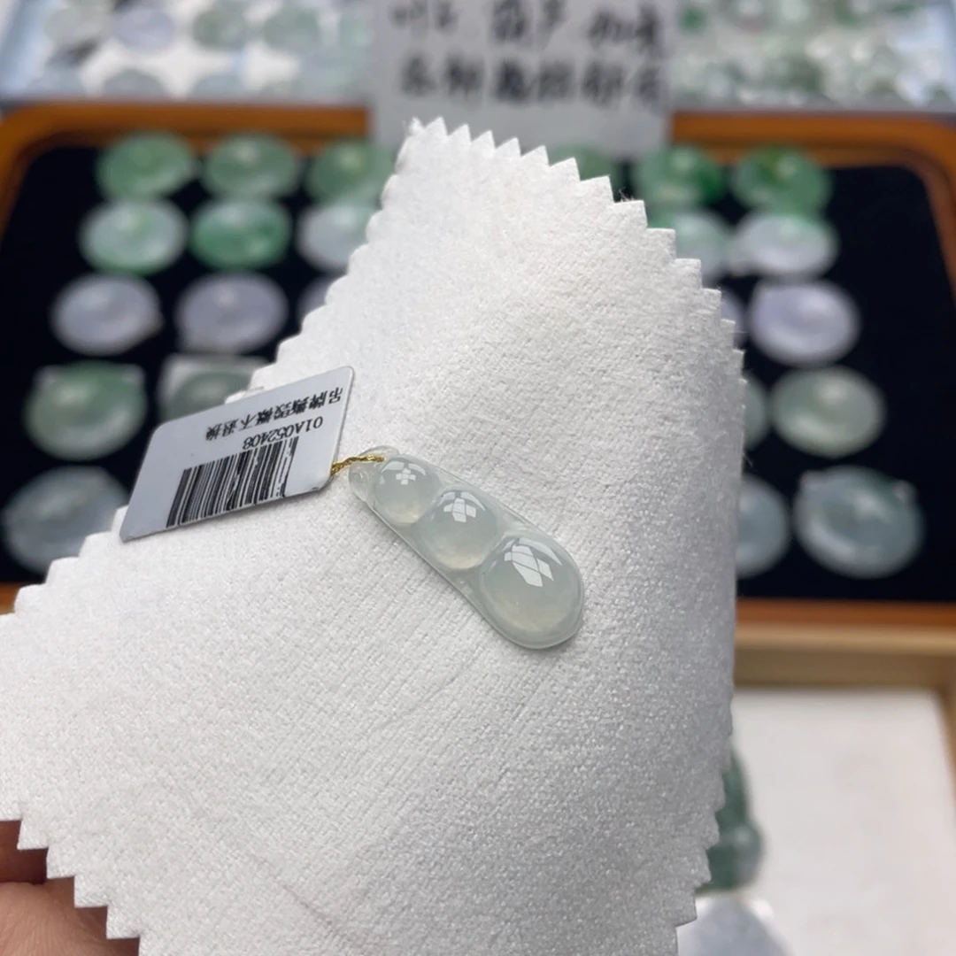 翡翠未镶嵌颈饰福豆