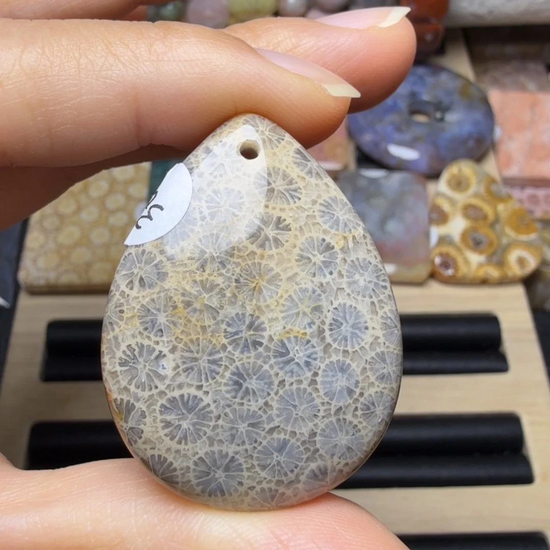 硅化玉未镶嵌清晰的卡其灰满花