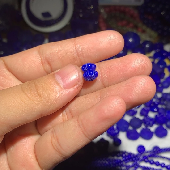 青金石未镶嵌一个双头蒂莲