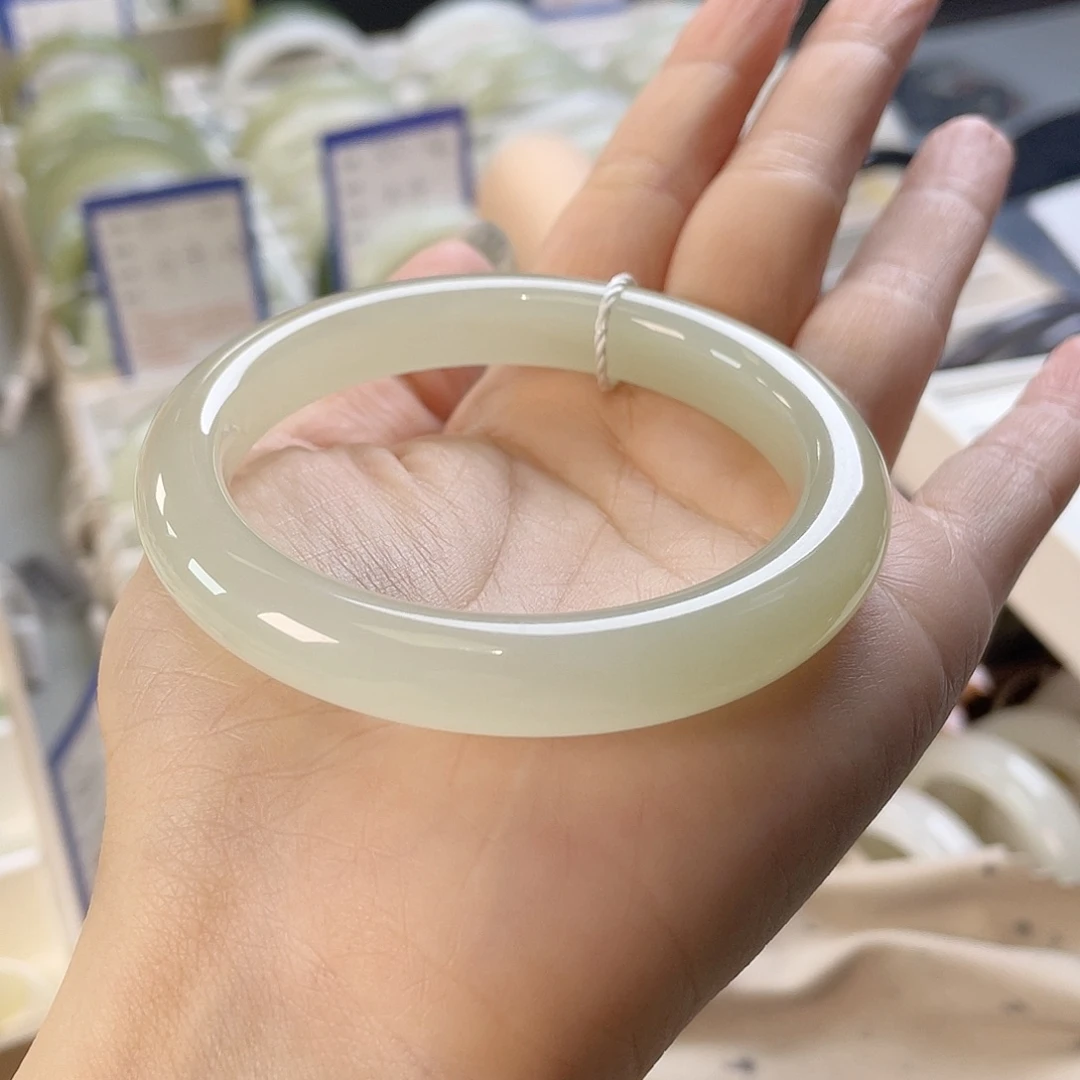 和田玉未镶嵌手镯有猫光，无包容，超细的底子，大漏