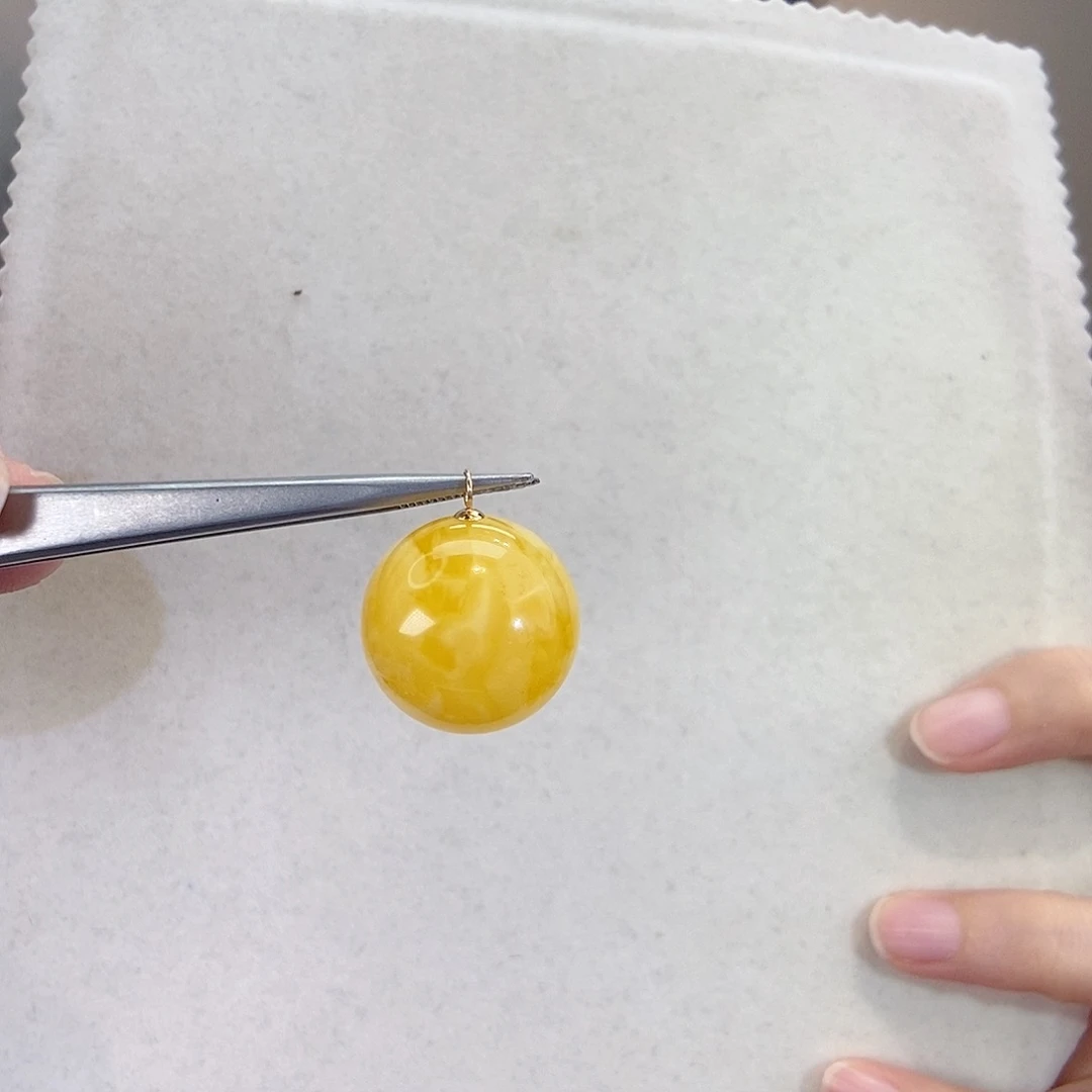 18K金镶嵌颈饰蜜蜡吊坠