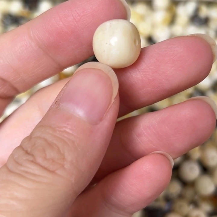 蜜蜡未镶嵌裸石11.8mm一个