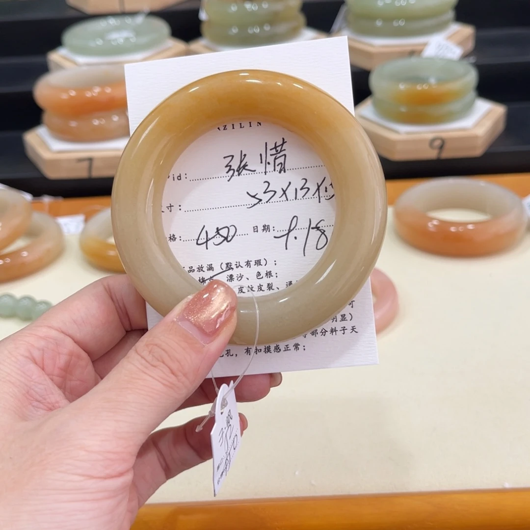 未镶嵌手镯石英质玉张**。