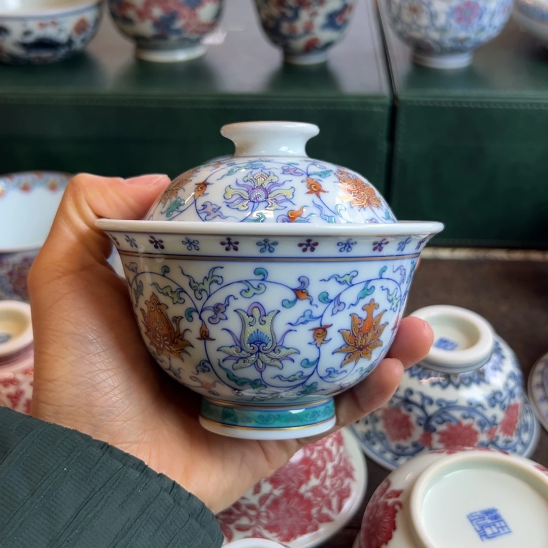 H冉月观隐斗彩缠枝莲盖碗