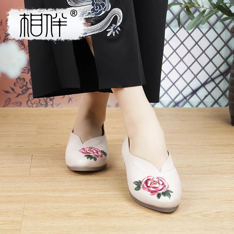 相伴复古真皮手工女士单鞋国风妈妈民族平底中老年广场舞鞋53070