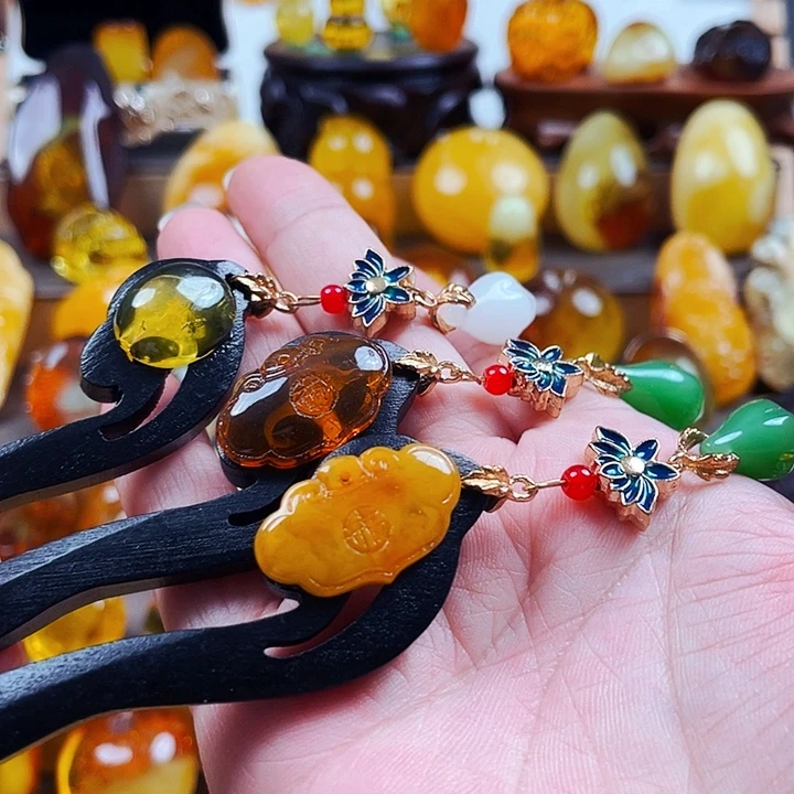 琥珀未镶嵌裸石发簪一件