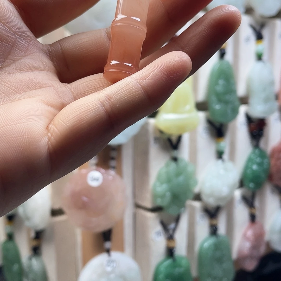 颈饰未镶嵌石英质玉（金丝玉）