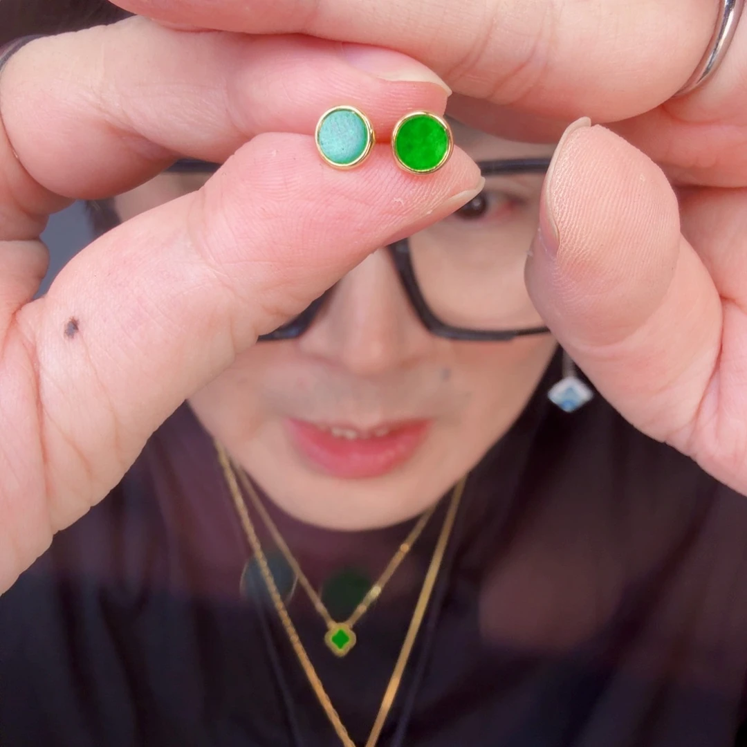 翡翠未镶嵌颈饰一对