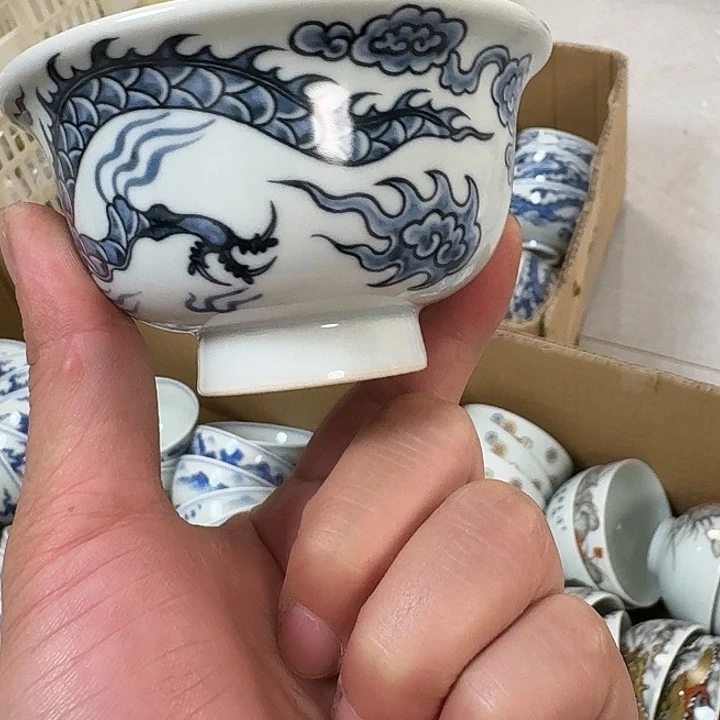 瓷片青花铠甲龙大压手杯景德镇