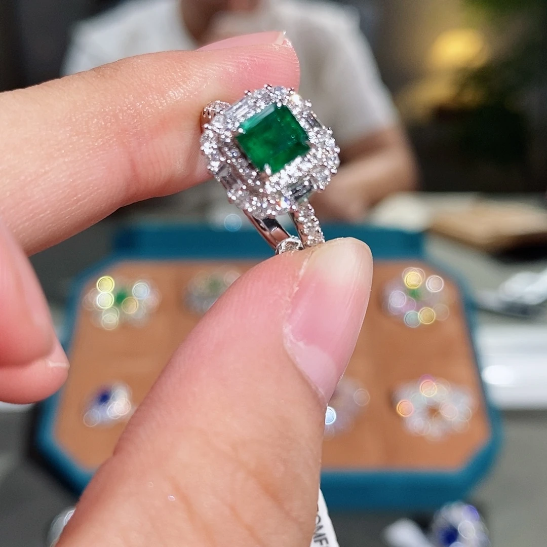 18K金镶嵌戒指祖母绿0.83ct