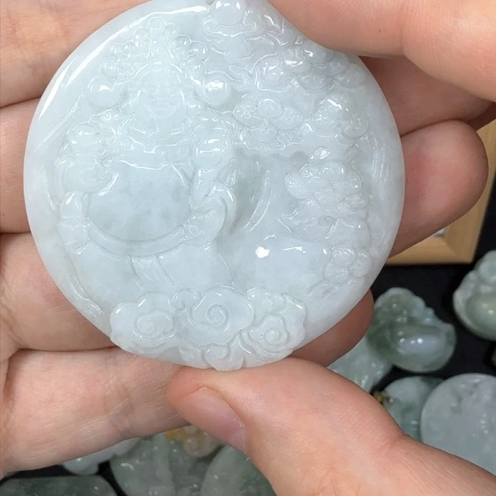 翡翠挂件未镶嵌翡翠