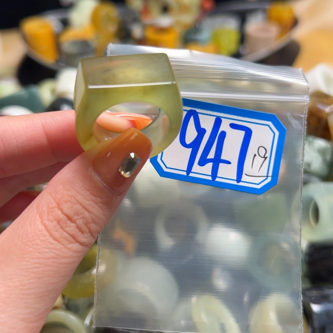一***的蛇纹石玉未镶嵌戒指