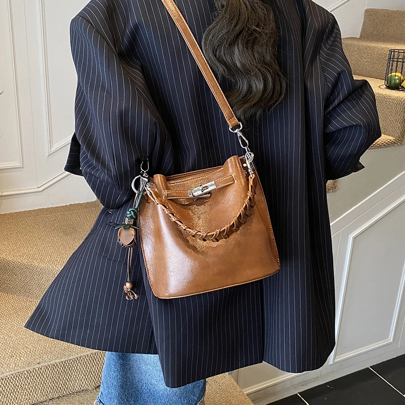 秋冬咖色超火手提水桶包包女式2025新款高级感轻奢小众通勤斜挎包