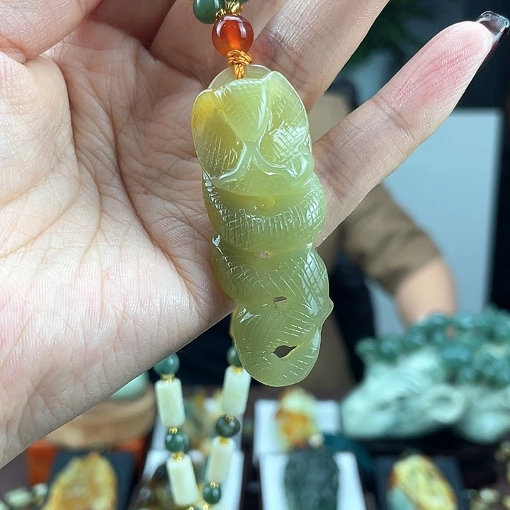 蛇纹石玉颈饰未镶嵌