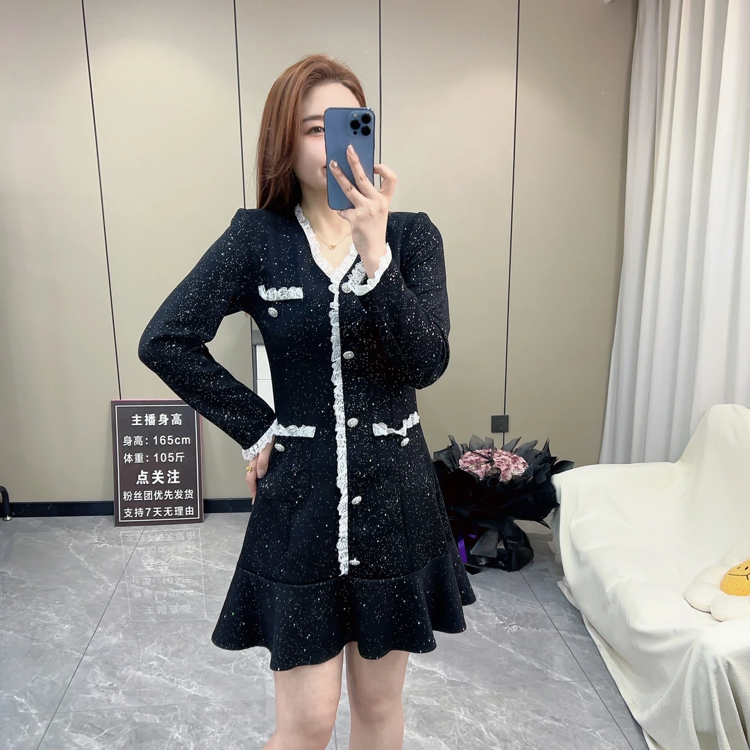 2025高级感超好看春季新款气质显瘦连衣裙法式高级感v领复古亮片