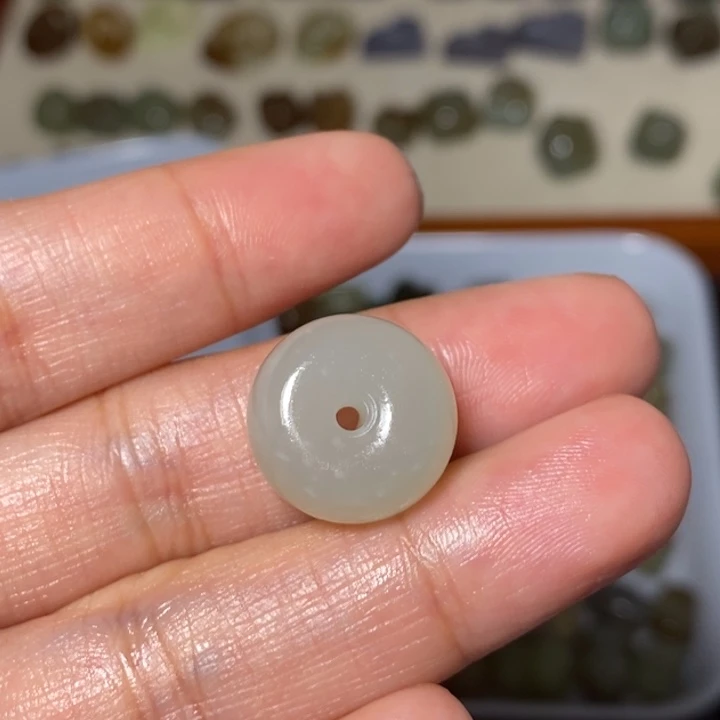 和田玉未镶嵌手链微瑕有棉